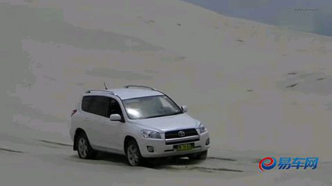来自沙滩的考验 国外小伙驾驶丰田rav4测试